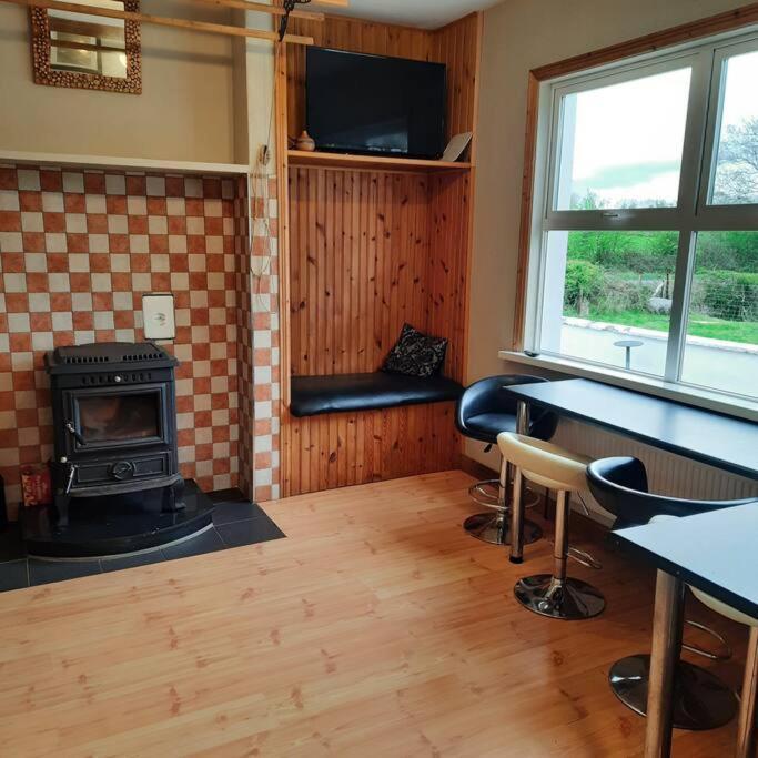 Cheerful Three Bedroom Country Cottage Ballina  Exterior foto